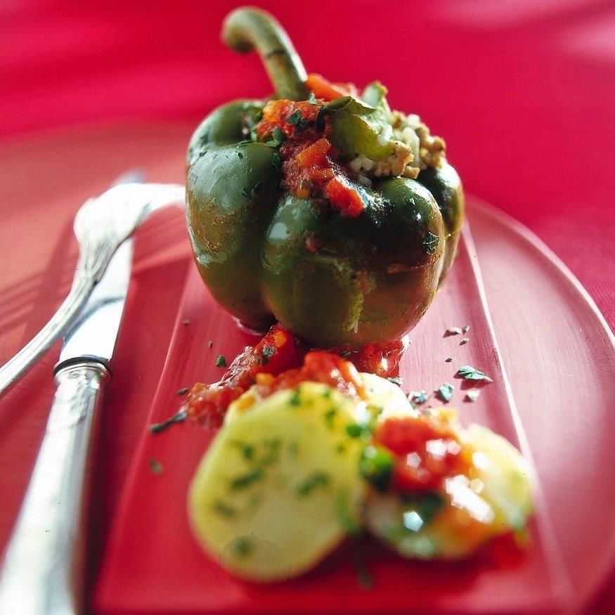 Πιπεριές γεμιστές με κιμά και φέτα | Εικόνα: ICookGreek
