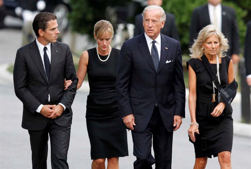 Ο Χάντερ Μπάιντεν περπατά με την τότε σύζυγό του Κάθλιν, μαζί με τον αντιπρόεδρο Τζο Μπάιντεν και τη σύζυγό του, Τζιλ (Jim Bourg/Pool via AP)