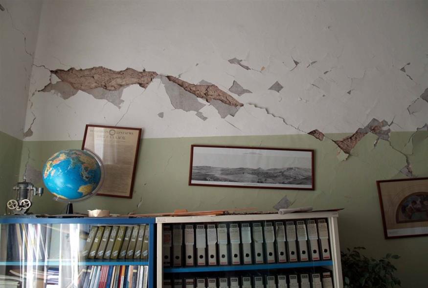 Ζημιές σε κτίριο από σεισμό (EUROKINISSI)
