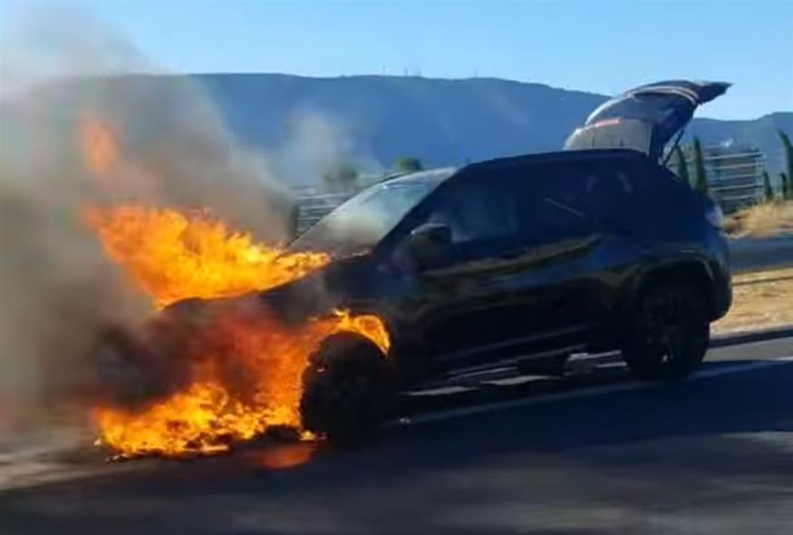 Φωτιά σε όχημα στην Αττική Οδό (Facebook)