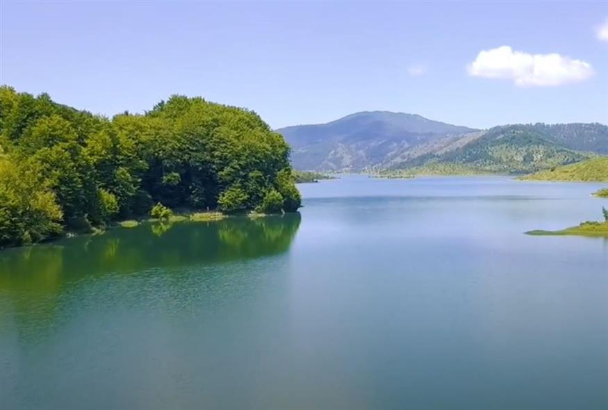 Στιγμιότυπο από τη λίμνη/Epirusgate
