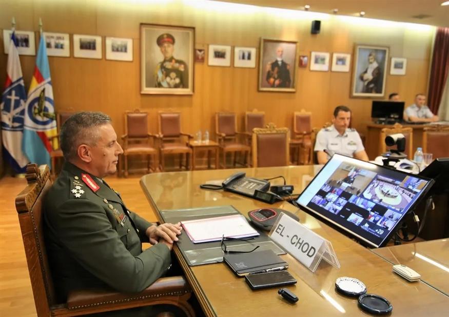 Ο Αρχηγός ΓΕΕΘΑ, στη Σύνοδο της Στρατιωτικής Επιτροπής της ΕΕ, μέσω τηλεδιάσκεψης. (Πηγή φωτό: ΓΕΕΘΑ)
