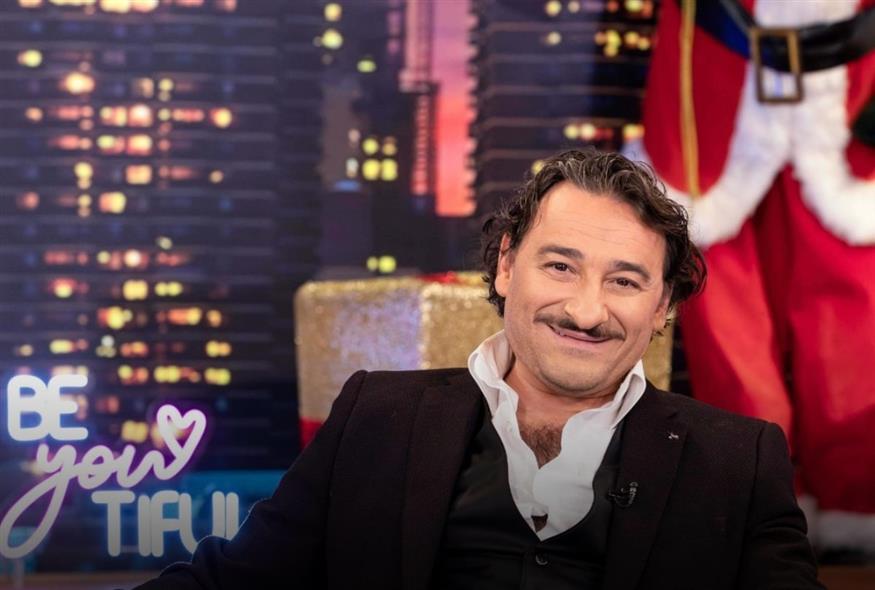 Ο Βασίλης Χαραλαμπόπουλος στην εκπομπή «The 2night Show» (Copyright:Instagram/ant1tv)