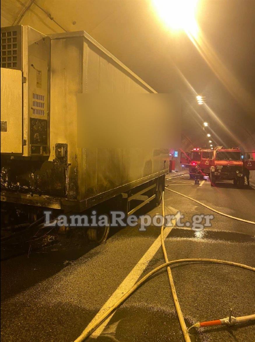 Φωτιά σε φορτηγό μέσα σε τούνελ κοντά στη Λαμία