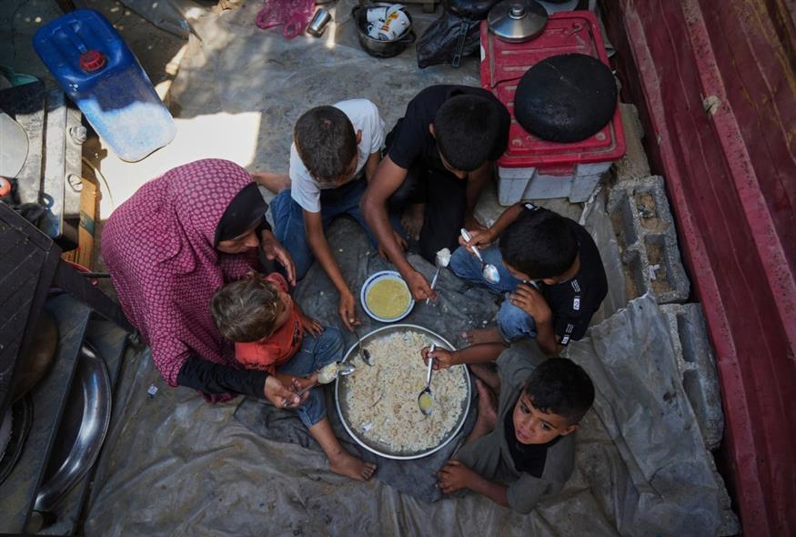 Παλαιστίνια ταΐζει τα παιδιά της στη Γάζα (AP Photo/Abdel Kareem Hana)