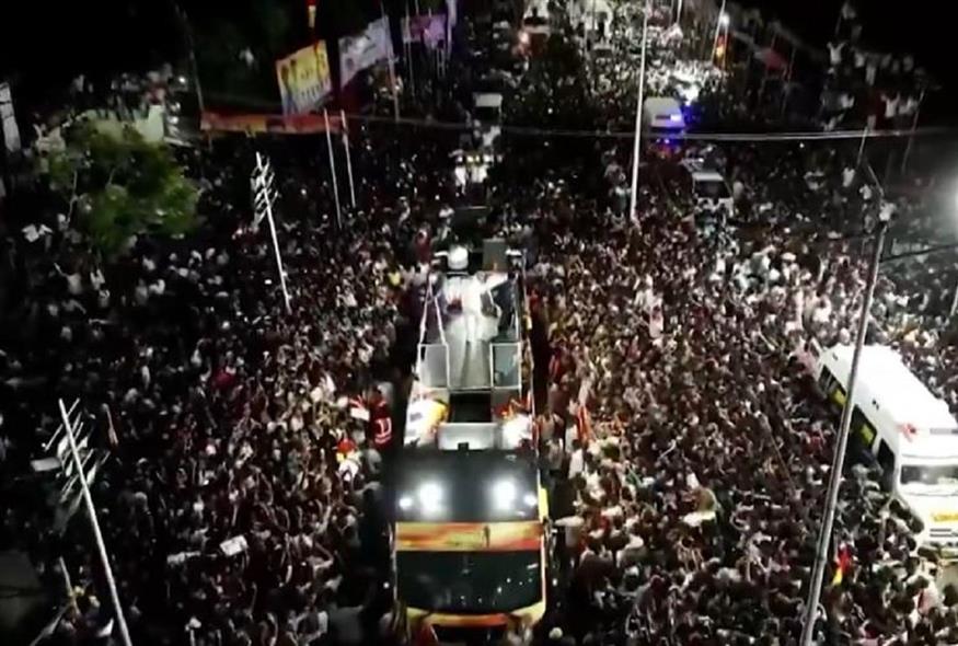 Nεκροί και τραυματίες από ποδοπάτημα σε προεκλογική συγκέντρωση στην Ινδία (Video Capture)