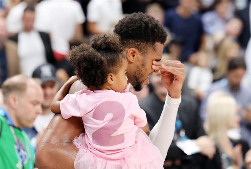 Δάκρυσαν οι «χάλκινοι» και όλη η Ελλάδα μετά από 16 χρόνια: Τα πανηγύρια, τα κλάματα, τα ξεσπάσματα και οι πολιτικοί διθύραμβοι | Έθνος