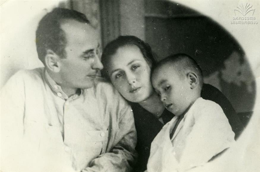 Ο Μπέρια με τη σύζυγό του Νίνο και τον γιο τους