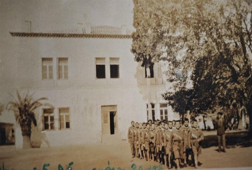 Προπολεμική φωτογραφία με παιδιά να κάνουν βήμα μπροστά από κτίριο των Παλαιών Φυλακών