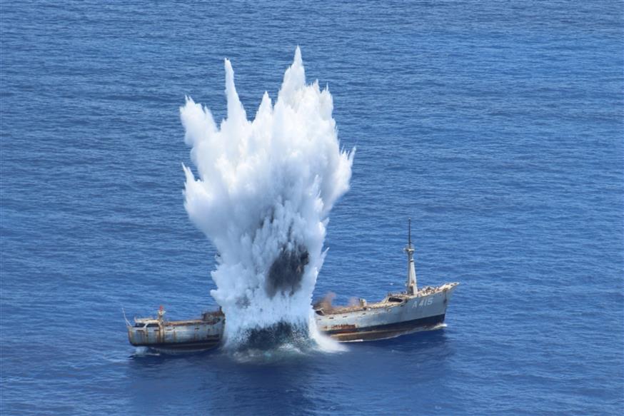 Εχθρικό πλοίο βάλλεται από τις ελληνικές Ενοπλες Δυνάμεις (eurokinissi)