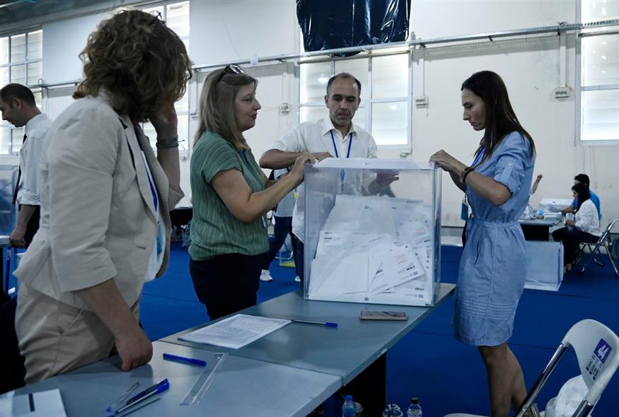 Στιγμιότυπα από το Κέντρο Διαλογής της επιστολικής ψήφου στο Περιστέρι για τις Ευρωεκλογές (INTIME)