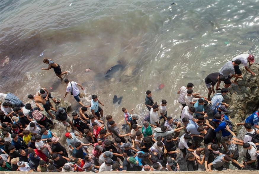 Σκηνές χάους στη Θέουτα (AP) Σκηνές χάους στη Θέουτα (AP)