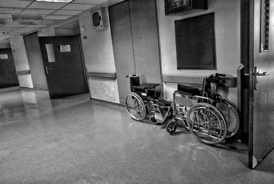 Αναπηρικά καροτσάκια σε διάδρομο νοσοκομείου (EUROKINISSI/ΓΙΩΡΓΟΣ ΚΟΝΤΑΡΙΝΗΣ)
