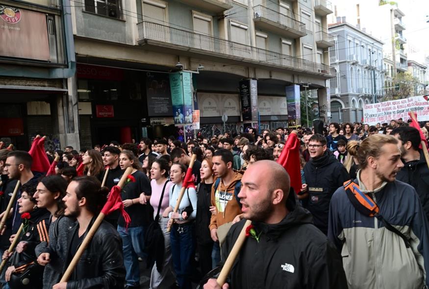 Η πορεία προς την αμερικανική πρεσβεία