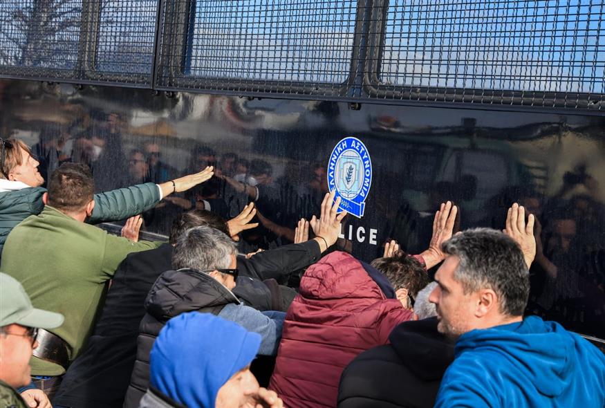 Ένταση μεταξύ ΜΑΤ και αγροτών στον κόμβο της Νίκαιας