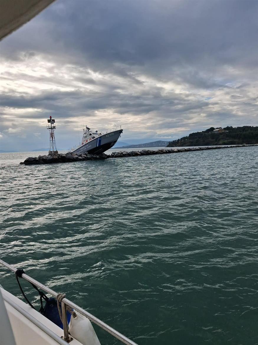 Σκάφος του Λιμενικού πάνω σε βράχια (taxydromos.gr)