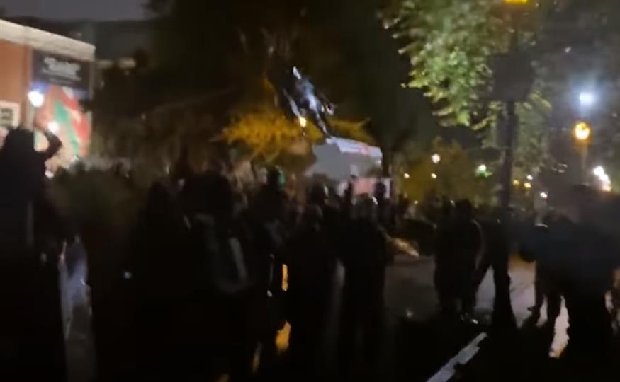 Διαδηλωτές γκρεμίζουν άγαλμα του Ρούσβελτ στο Πόρτλαντ/Social Media
