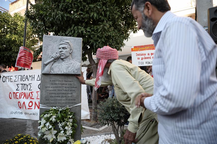 Ο Χαντίμ Χουσεϊν στο μνημείο του Παύλου Φύσσα (Copyright: Eurokinissi/Στέλιος Μίσινας)
