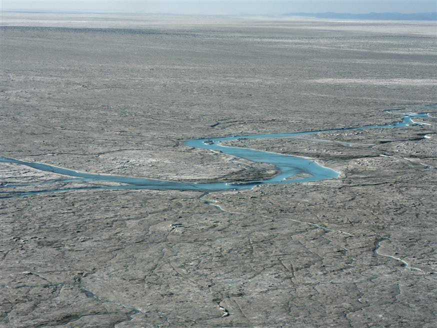 Λιώνουν οι πάγοι στη Γροιλανδία (Copyright: Photo via Caspar Haarlov, Into the Ice via AP)