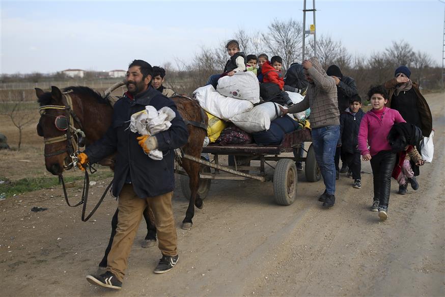 Πρόσφυγες και μετανάστες μεταφέρουν με κάρο τα υπάρχοντά τους στα ελληνοτουρκικά σύνορα  (AP Photo/Emrah Gurel)