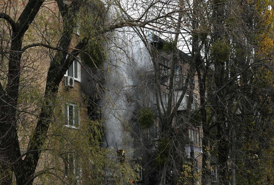 Νέες ρωσικές επιθέσεις στο Κίεβο (AP Photo/Andrew Kravchenko)
