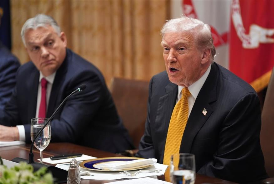 Ο Βίκτορ Όρμπαν με τον Ντόναλντ Τραμπ στον Λευκό Οίκο (Evan Vucci/AP)