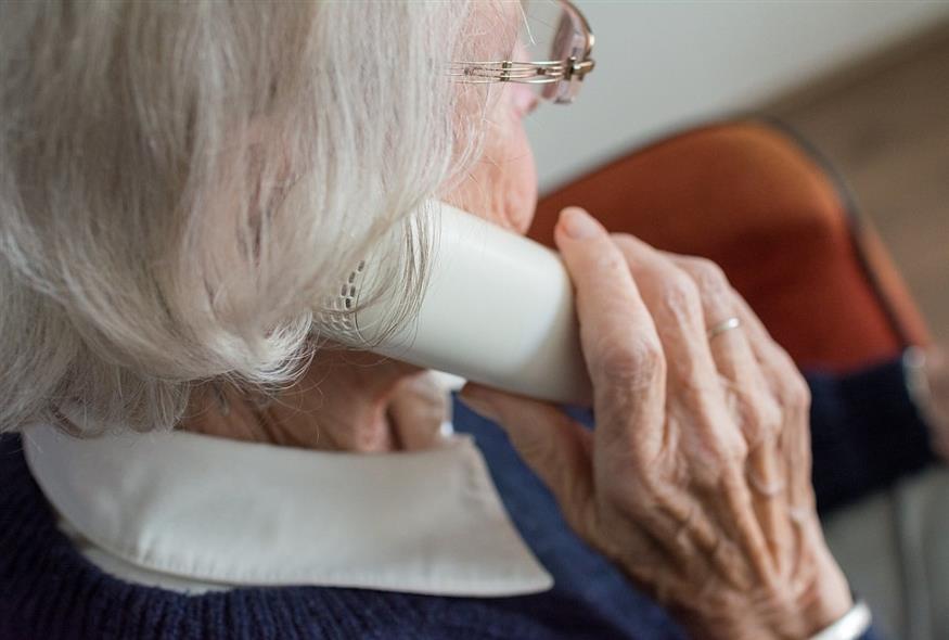Ηλικιωμένη μιλά στο τηλέφωνο (Pixabay)