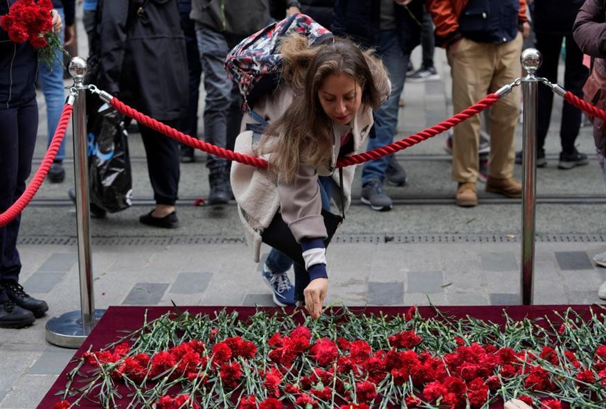 Κόσμος αφήνει λουλούδια στο σημείο της τραγωδίας (AP Photo/Khalil Hamra)