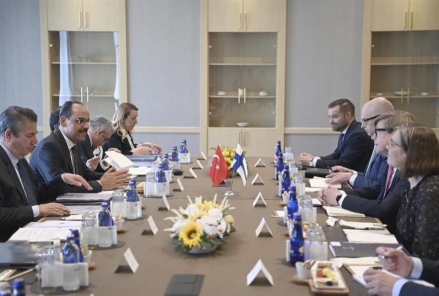 Ο εκπρόσωπος του προέδρου Ερντογάν, Ιμπραχίμ Καλίν, με τους εκπροσώπους Σουηδίας και Φινλανδίας στην Άγκυρα (φωτογραφία αρχείου / Associated Press)