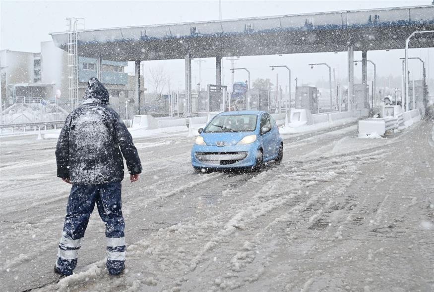 Αυτοκίνητο κινείται στα χιόνια (ΜΙΧΑΛΗΣ ΚΑΡΑΓΙΑΝΝΗΣ/EUROKINISSI)