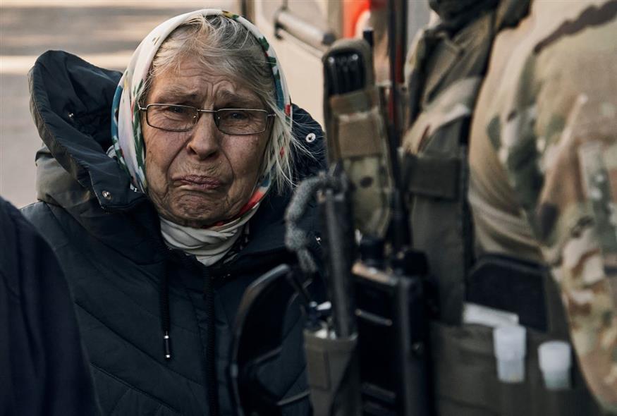 Απελπισία στην Ουκρανία που πλήττεται από τον πόλεμο (AP Photo/LIBKOS)