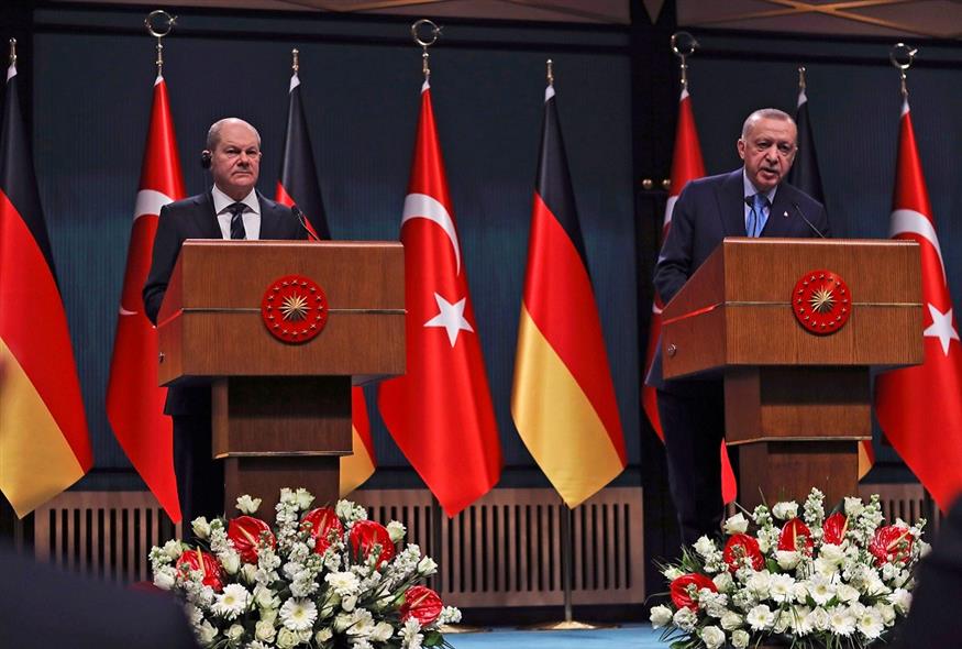 Ο πρόεδρος Ερντογάν με τον καγκελάριο Σολτς (Associated Press)