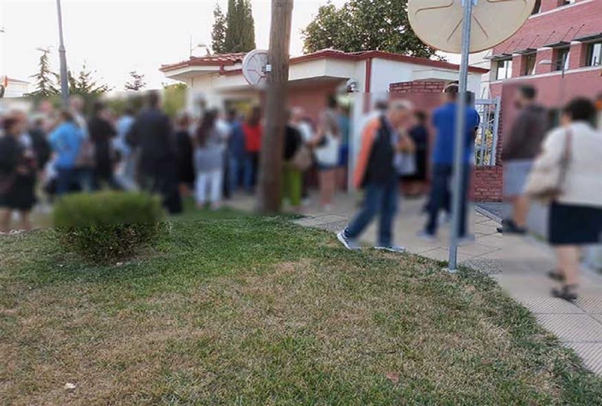 Κοζάνη: Ξενυχτούν έξω από την αστυνομία για να πάρουν ταυτότητες πριν βγουν οι ψηφιακές (kozanimedia.gr)