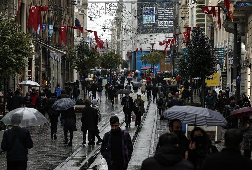 Στιγμιότυπο από το κέντρο της Κωνσταντινούπολης (Associated Press)