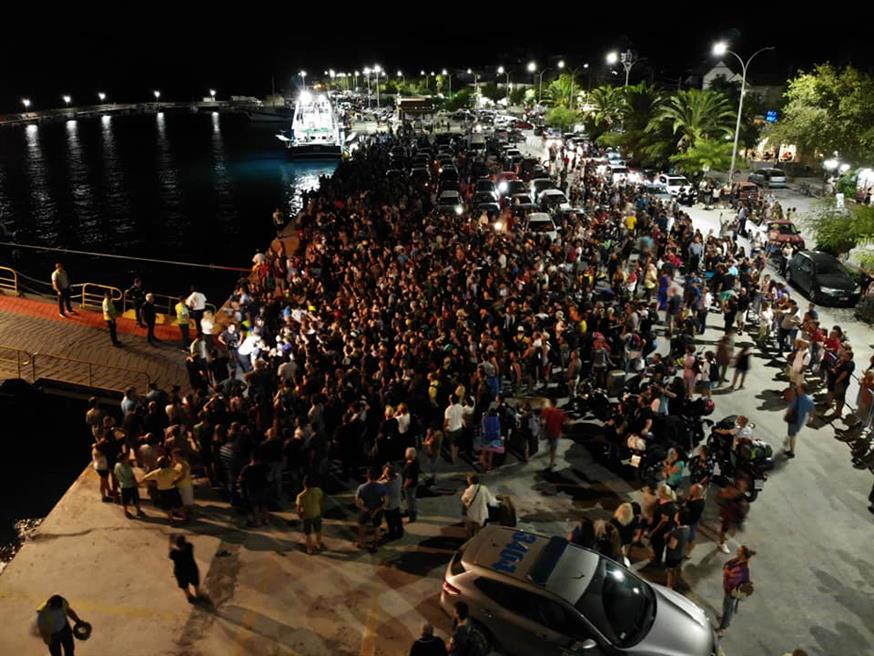 Συνωστισμός στο λιμάνι της Σαμοθράκης/Facebook Αθανάσιος Βίτσας
