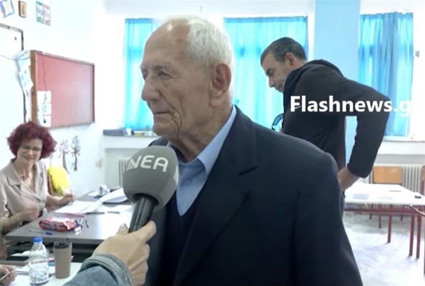 Στα 98 του, ο κύριος Στρατής Τσουράκης δεν παρέλειψε να ασκήσει το εκλογικό τoυ δικαίωμα (Video Capture)