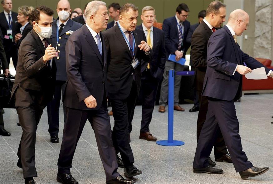 Ο Νίκος Παναγιωτόπουλος με τον Χουλουσί Ακάρ στην έκτακτη υπουργική σύνοδο υπουργών άμυνας του ΝΑΤΟ στις Βρυξέλλες (Associated Press)