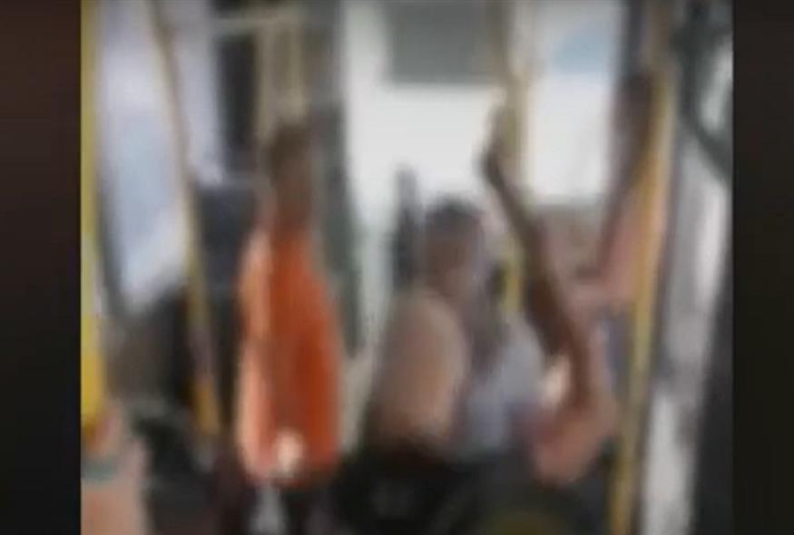 Τσακωμός σε λεωφορείο/ Screenshot