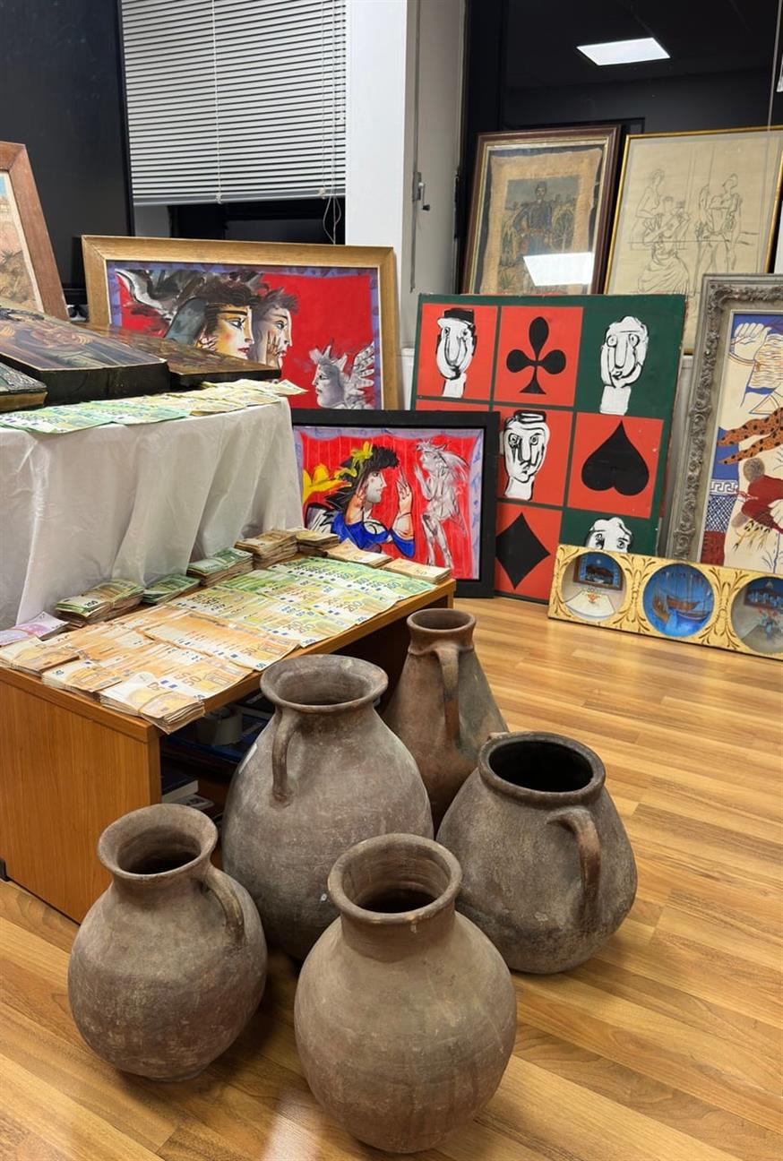 Φωτογραφίες από τα κατασχεθέντα (ΕΛΑΣ) Φωτογραφίες από τα κατασχεθέντα (ΕΛΑΣ)