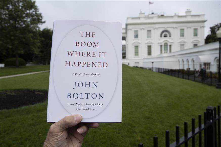 Το βιβλίο του Τζον Μπόλτον κυκλοφορεί σε λίγες ώρες κι αναμένεται να προκαλέσει θύελλα (eurokinissi)
