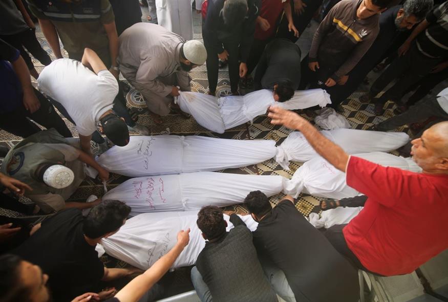 Δεκάδες σοροί σε ομαδικό τάφο στη Γάζα