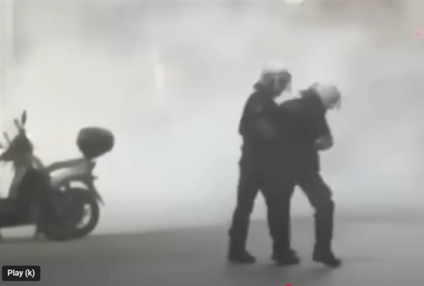 Άνδρας των ΜΑΤ ρίχνει σφαλιάρα σε συνάδελφό του (thebest.gr)