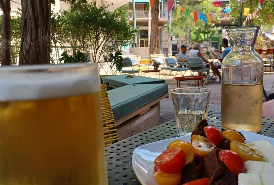 Μπίρα, κρασί, μεζές και ανοιχτωσιά στον Λέλο | © Χριστίνα Τσαμουρά