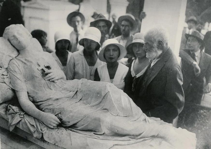 Ο Χαλεπάς επισκέπτεται την Ωραία Κοιμωμένη του το 1930, οκτώ χρόνια πριν από τον θάνατό του