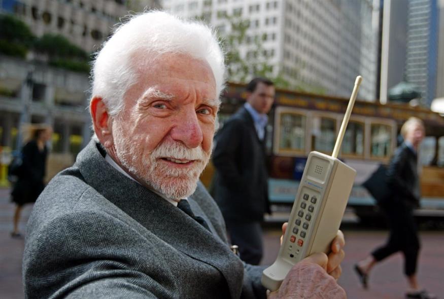 Ο Μάρτιν Κούπερ με το πρώτο κινητό τηλέφωνο. /copyright Ap Photos