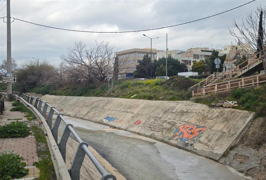 Στο σημείο αυτό κάποτε βρίσκονταν μία πεζογέφυρα αλλά την πήρε ο Κηφισός σε μία κακοκαιρία πριν από 25 χρόνια / φωτογραφία Κώστας Ασημακόπουλος ethnos.gr