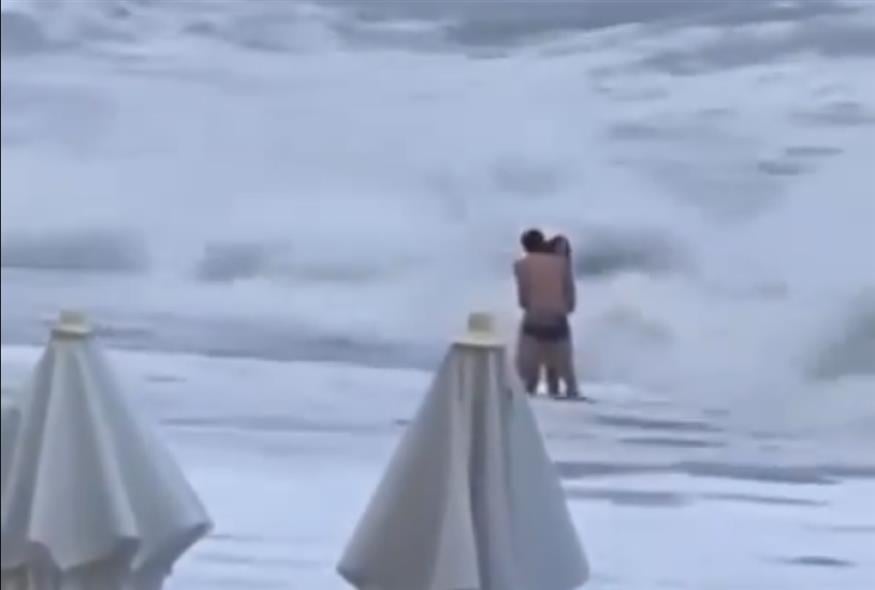 Τεράστια κύματα «καταπίνουν» κοπέλα στη Ρωσία/Χ