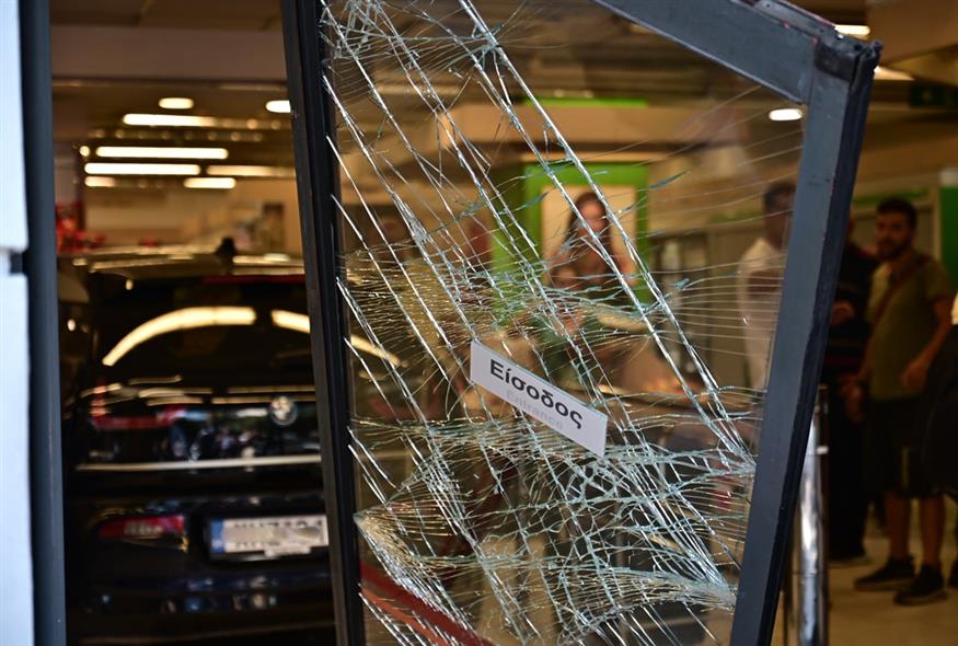 Αυτοκίνητο έπεσε σε σούπερ μάρκετ στη Νίκαια (ΚΩΣΤΑΣ ΤΖΟΥΜΑΣ/EUROKINISSI)