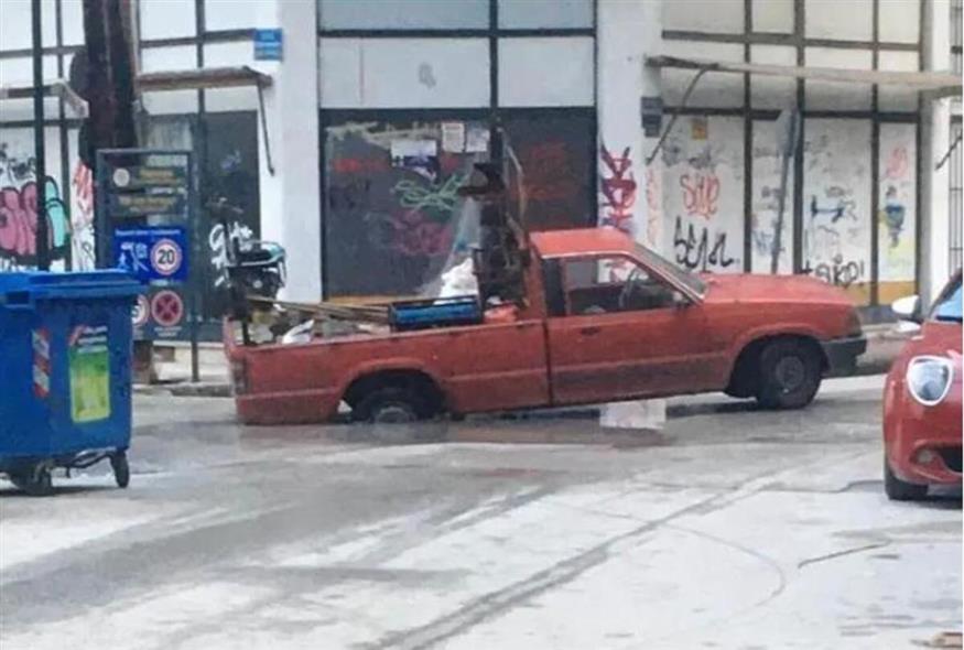 Αυτοκίνητο έπεσε σε λακούβα στα Τρίκαλα/trikalanews.gr