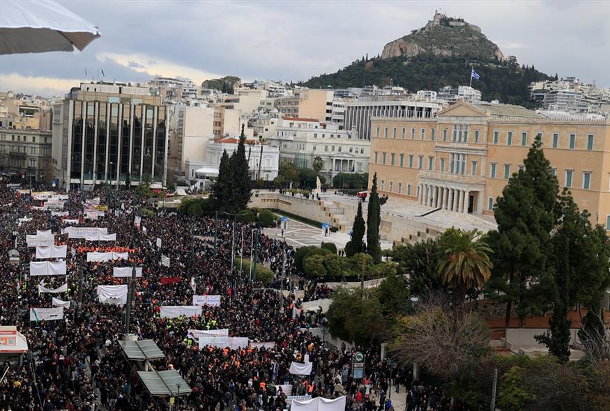 Απεργιακή συγκέντρωση στην Αθήνα για τη συμπλήρωση δυο χρόνων από το σιδηροδρομικό δυστύχημα των Τεμπών (gallery 01) Απεργιακή συγκέντρωση στην Αθήνα για τη συμπλήρωση δυο χρόνων από το σιδηροδρομικό δυστύχημα των Τεμπών (gallery 01)